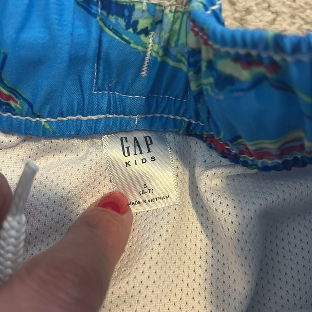 GAP Kids Shark Board Shorts, 6-7 (small)